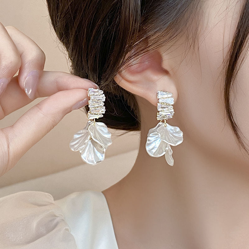 Fashion Bell Golden Ear Buckle Female Lustraward